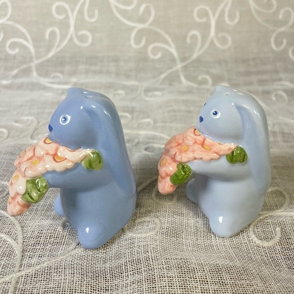 NEW Vintage 2001 Blue Easter Bunny Rabbits with Pink Flowers Salt and Pepper set - Picture 5 of 6